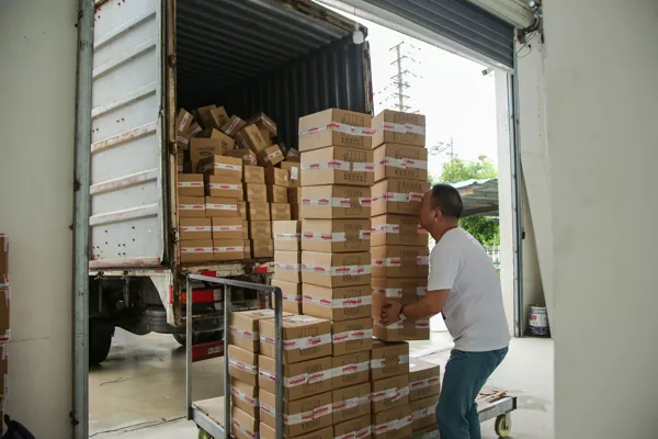 5000 قطعة من خوذات الدراجات النارية المعيارية معبأة بالكامل وشحنها لدعم إعداد مخزون تجار الجملة في الخارج