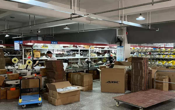 جولة الإنتاج: داخل ورشة العمل الحديثة لتصنيع خوذات الدراجات النارية